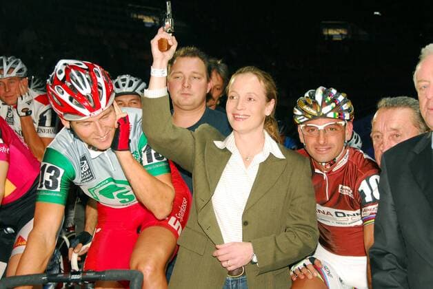 Isabell Werth (Deutschland) gibt den Startschuss zum Münchner Sechstagerennen 2006, re. daneben Paolo Bettini (Italien) Radsport Herren 43. Münchner 6 Tage Rennen 2006, Sechstagerennen, Sechs, Sechstage, Six Days, Sixdays, Halle, Indoor Gruppe München Freude, Radsport Herren 43. Münchner 6 Tage Rennen 2006, Sechstagerennen, Sechs, Sechstage, Six Days, Sixdays, Halle, Indoor Gruppe München Freude,