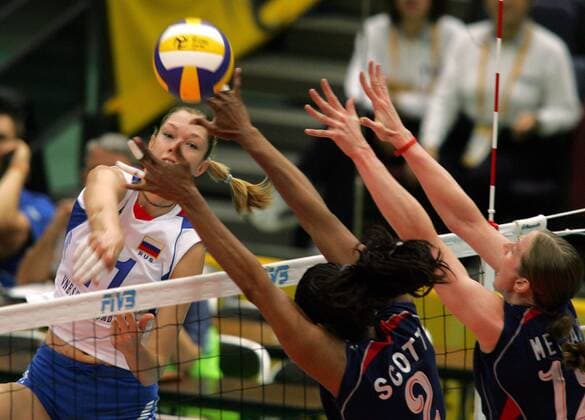 Ekaterina Gamova (Rußland, li.) gegen Scott (Mitte) und Metcalf (beide USA) - Volleyball WM Damen Weltmeisterschaft 2006, Länderspiel, Nationalteam, Nationaltrikot, Rußland - USA 3:0 Gruppe Osaka Dynamik, Volleyball WM Damen Weltmeisterschaft 2006, Länderspiel, Nationalteam, Nationaltrikot, Rußland - USA 3:0 Gruppe Osaka Dynamik,