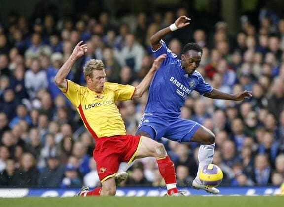 Mickael Essien (Chelsea, re.) gegen Jay DeMerit (Watford) - EDITORIAL USE ONLY. No use with unauthorised audio, video, data, fixture lists, club league logos or live services. Online in-match use limited to 120 images, no video emulation. No use in betting, games or single club league player publications. Fußball Herren English Premier League 2006 2007, 1. Englische Liga, Chelsea FC London - Watford FC 4:0 Gruppe London Dynamik, Kampf, Fußball Herren English Premier League 2006 2007, 1. Englische Liga, Chelsea FC London - Watford FC 4:0 Gruppe London Dynamik, Kampf,