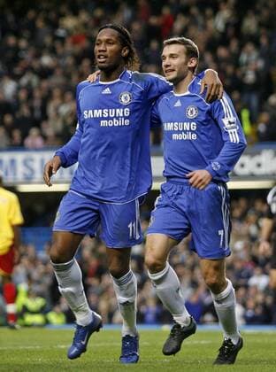 Arm in Arm - Didier Drogba (li.) und Andriy Shevchenko (beide Chelsea) scheinen unzertrennlich - EDITORIAL USE ONLY. No use with unauthorised audio, video, data, fixture lists, club league logos or live services. Online in-match use limited to 120 images, no video emulation. No use in betting, games or single club league player publications. Fußball Herren English Premier League 2006 2007, 1. Englische Liga, Chelsea FC London Gruppe London Harmonie, Freude, Fußball Herren English Premier League 2006 2007, 1. Englische Liga, Chelsea FC London Gruppe London Harmonie, Freude,