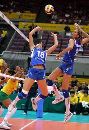 Marina Akulova (Mitte) und Yulia Merkulova (beide Russland) - Volleyball Damen Weltmeisterschaft 2006, Länderspiel, Nationalteam, Nationaltrikot, Russland Brasilien 1:3 Gruppe Osaka Dynamik, Volleyball Damen Weltmeisterschaft 2006, Länderspiel, Nationalteam, Nationaltrikot, Russland Brasilien 1:3 Gruppe Osaka Dynamik,