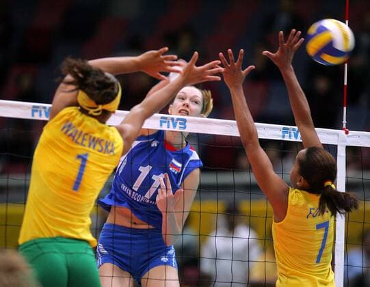 Ekaterina Gamova (Russland, Mitte) gegen Helia Souza (re.) und Walewska (beide Brasilien) - Volleyball Damen Weltmeisterschaft 2006, Länderspiel, Nationalteam, Nationaltrikot, Russland Brasilien 1:3 Gruppe Osaka Dynamik, Volleyball Damen Weltmeisterschaft 2006, Länderspiel, Nationalteam, Nationaltrikot, Russland Brasilien 1:3 Gruppe Osaka Dynamik,