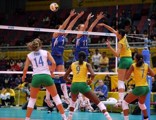 Sheilla Castro (Brasilien, 2. v. re.) gegen Ekaterina Gamova (Mitte) und Maria Borodakova (beide Russland) - Volleyball Damen Weltmeisterschaft 2006, Länderspiel, Nationalteam, Nationaltrikot, Russland - Brasilien 1:3 Gruppe Osaka Dynamik, Volleyball Damen Weltmeisterschaft 2006, Länderspiel, Nationalteam, Nationaltrikot, Russland - Brasilien 1:3 Gruppe Osaka Dynamik,