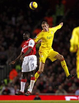 Peter Crouch (Liverpool, re.) gegen Kolo Toure (Arsenal) - EDITORIAL USE ONLY. No use with unauthorised audio, video, data, fixture lists, club league logos or live services. Online in-match use limited to 120 images, no video emulation. No use in betting, games or single club league player publications. Fußball Herren English Premier League 2006 2007, 1. Englische Liga, Arsenal FC London - FC Liverpool 3:0 Gruppe London Dynamik, Höhe, Fußball Herren English Premier League 2006 2007, 1. Englische Liga, Arsenal FC London - FC Liverpool 3:0 Gruppe London Dynamik, Höhe,