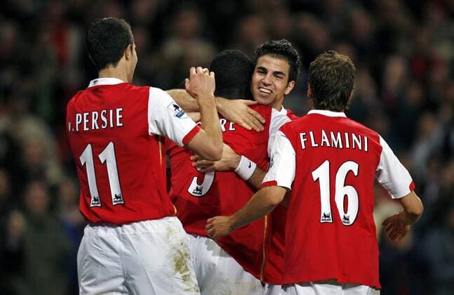Torjubel Arsenal - Torschütze Kolo Toure (2.v.li.) wird gefeiert - EDITORIAL USE ONLY. No use with unauthorised audio, video, data, fixture lists, club league logos or live services. Online in-match use limited to 120 images, no video emulation. No use in betting, games or single club league player publications. Fußball Herren English Premier League 2006 2007, 1. Englische Liga, Arsenal FC London Gruppe London Freude, Fußball Herren English Premier League 2006 2007, 1. Englische Liga, Arsenal FC London Gruppe London Freude,