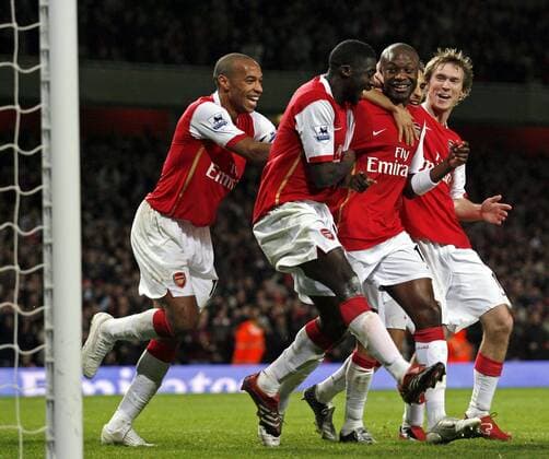 Torjubel Arsenal - Torschütze William Gallas (3.v.li.) wird gefeiert - EDITORIAL USE ONLY. No use with unauthorised audio, video, data, fixture lists, club league logos or live services. Online in-match use limited to 120 images, no video emulation. No use in betting, games or single club league player publications. Fußball Herren English Premier League 2006 2007, 1. Englische Liga, Arsenal FC London Gruppe London Freude, Fußball Herren English Premier League 2006 2007, 1. Englische Liga, Arsenal FC London Gruppe London Freude,