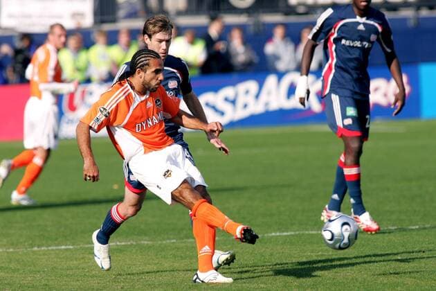 Dwayne De Rosario (Houston Dynamo, li.) gegen Steve Ralston (New England Revolution) - (Icon918j0036) Fußball Herren MLS Cup 2006 Major League Soccer, Finale Endspiel, New England Revolution - Houston Dynamo 4:5 n. E. Gruppe o0 Playoffs, Playoff, Play Offs, Off, Frisco Dynamik, Fußball Herren MLS Cup 2006 Major League Soccer, Finale Endspiel, New England Revolution - Houston Dynamo 4:5 n. E. Gruppe o0 Playoffs, Playoff, Play Offs, Off, Frisco Dynamik, EDITORIAL USE ONLY