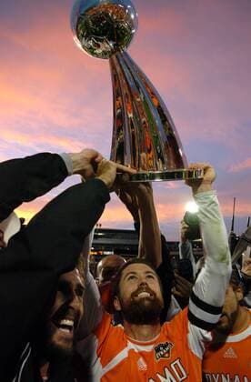 Wade Barrett (Houston Dynamo) reckt die Trophäe für den Gewinn der amerikanischen Meisterschaft stolz in den Abendhimmel - (dal2006111206) Fußball Herren MLS Cup 2006, Major League Soccer, Finale Endspiel, Sieg, Sieger, Meister, amerikanischer Einzelbild o0 Playoffs, Playoff, Play Offs, Off, Frisco Freude, Fußball Herren MLS Cup 2006, Major League Soccer, Finale Endspiel, Sieg, Sieger, Meister, amerikanischer Einzelbild o0 Playoffs, Playoff, Play Offs, Off, Frisco Freude,