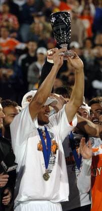 Brian Ching (Houston Dynamo) präsentiert stolz die Trophäe für den Most Valuable Player des MLS Cup Finales 2006 - (dal2006111202) Fußball Herren MLS Cup 2006, Major League Soccer, Finale Endspiel, Sieg, Sieger, Meister, amerikanischer Einzelbild o0 Playoffs, Playoff, Play Offs, Off, Frisco Fußball Herren MLS Cup 2006, Major League Soccer, Finale Endspiel, Sieg, Sieger, Meister, amerikanischer Einzelbild o0 Playoffs, Playoff, Play Offs, Off, Frisco