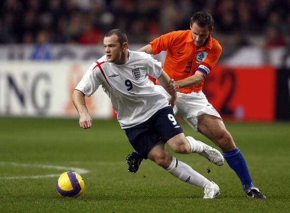 Wayne Rooney (England, li.) gegen Andre Ooijer (Niederlande) - EDITORIAL USE ONLY. No use with unauthorised audio, video, data, fixture lists, club league logos or live services. Online in-match use limited to 120 images, no video emulation. No use in betting, games or single club league player publications. Fußball Länderspiel Herren Nationalteam 2006, Test, Testspiel, Freundschaftsspiel, Nationaltrikot, Gruppe Amsterdam Dynamik, Fußball Länderspiel Herren Nationalteam 2006, Test, Testspiel, Freundschaftsspiel, Nationaltrikot, Gruppe Amsterdam Dynamik,