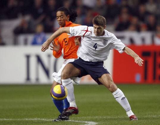 Steven Gerrard (England, re.) gegen Urby Emanuelson (Niederlande) - EDITORIAL USE ONLY. No use with unauthorised audio, video, data, fixture lists, club league logos or live services. Online in-match use limited to 120 images, no video emulation. No use in betting, games or single club league player publications. Fußball Länderspiel Herren Nationalteam 2006, Test, Testspiel, Freundschaftsspiel, Niederlande - England 1:1 Gruppe Nationaltrikot, Amsterdam Dynamik, Fußball Länderspiel Herren Nationalteam 2006, Test, Testspiel, Freundschaftsspiel, Niederlande - England 1:1 Gruppe Nationaltrikot, Amsterdam Dynamik,