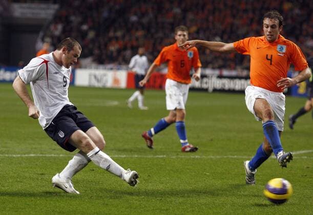 Wayne Rooney (England, li.) gegen Joris Mathijsen (Niederlande) - EDITORIAL USE ONLY. No use with unauthorised audio, video, data, fixture lists, club league logos or live services. Online in-match use limited to 120 images, no video emulation. No use in betting, games or single club league player publications. Fußball Länderspiel Herren Nationalteam 2006, Test, Testspiel, Freundschaftsspiel, Niederlande - England 1:1 Gruppe Nationaltrikot, Amsterdam Dynamik, Fußball Länderspiel Herren Nationalteam 2006, Test, Testspiel, Freundschaftsspiel, Niederlande - England 1:1 Gruppe Nationaltrikot, Amsterdam Dynamik,
