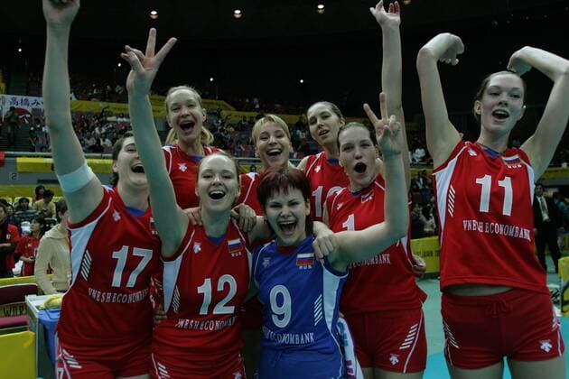 Team Russland feiert den Finaleinzug, vorn v.li.: Natalia Kulikova, Marina Sheshenina, Svetlana Kryuchkova, Maria Borodakova und Ekaterina Gamova - Volleyball Länderspiel Damen FIVB Weltmeisterschaft 2006, Nationalteam, Nationaltrikot, Russland Gruppe Osaka Begeisterung, Freude, Volleyball Länderspiel Damen FIVB Weltmeisterschaft 2006, Nationalteam, Nationaltrikot, Russland Gruppe Osaka Begeisterung, Freude,