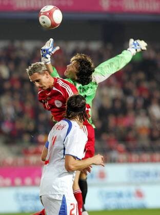 Peter Lövenkrands (Dänemark, Mitte) gegen Torwart Marek Cech (re.) und Ujfalusi (beide Tschechien) Fußball Länderspiel Herren Freundschaftsspiel, 2006, Test, Testspiel, Nationalteam, Nationaltrikot, Tschechien - Dänemark 1:1 Gruppe Prag Dynamik, Fußball Länderspiel Herren Freundschaftsspiel, 2006, Test, Testspiel, Nationalteam, Nationaltrikot, Tschechien - Dänemark 1:1 Gruppe Prag Dynamik,