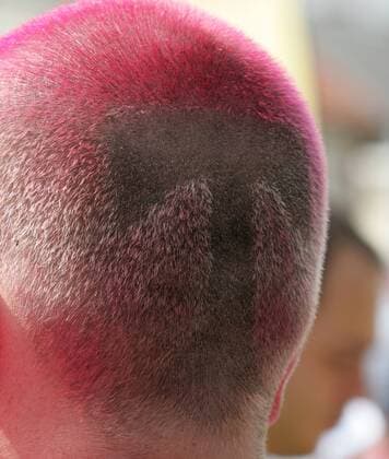 T Mobile Fan mit magenta gefärbtem Haar und einrasiertem T auf dem Hinterkopf Radsport Herren 93. Tour de France 2006, ProTour, Straßenradsport, Straße, Rad, Firmenlogo, Firmenemblem, Vdig Einzelbild hinten, Rücken, Rückansicht, Emblem o0 Detail o0 verrückt ausgeflippt crazy Radsport Herren 93. Tour de France 2006, ProTour, Straßenradsport, Straße, Rad, Firmenlogo, Firmenemblem, Vdig Einzelbild hinten, Rücken, Rückansicht, Emblem o0 Detail o0 verrückt ausgeflippt crazy