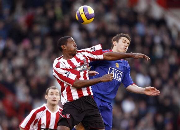 Mikele Leigertwood (Sheffield United, li.) gegen Michael Carrick (Manchester United) - EDITORIAL USE ONLY. No use with unauthorised audio, video, data, fixture lists, club league logos or live services. Online in-match use limited to 120 images, no video emulation. No use in betting, games or single club league player publications. Fußball Herren English Premier League 2006 2007, 1. Englische Liga, Sheffield United - Manchester United 1:2 Gruppe Sheffield Dynamik, Fußball Herren English Premier League 2006 2007, 1. Englische Liga, Sheffield United - Manchester United 1:2 Gruppe Sheffield Dynamik,