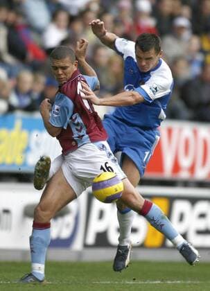 Wilfred Bouma (Aston Villa, li.) gegen Lee McCulloch (Wigan) - EDITORIAL USE ONLY. No use with unauthorised audio, video, data, fixture lists, club league logos or live services. Online in-match use limited to 120 images, no video emulation. No use in betting, games or single club league player publications. Fußball Herren English Premier League 2006 2007, 1. Englische Liga, Wigan Athletic - Aston Villa 0:0 Gruppe Wigan Kampf, Fußball Herren English Premier League 2006 2007, 1. Englische Liga, Wigan Athletic - Aston Villa 0:0 Gruppe Wigan Kampf,