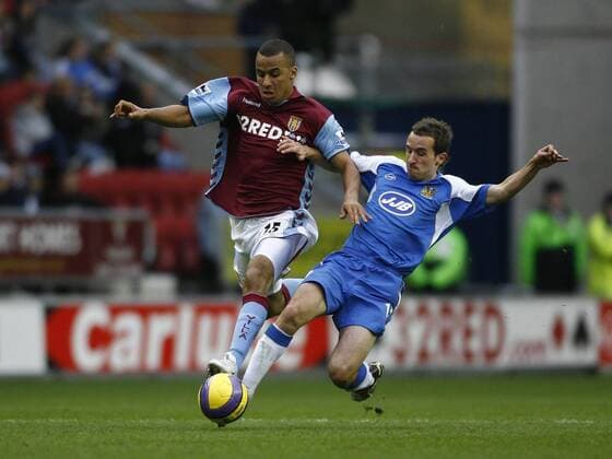 Gabriel Agbonlahor (Aston Villa, li.) gegen David Wright (Wigan) - EDITORIAL USE ONLY. No use with unauthorised audio, video, data, fixture lists, club league logos or live services. Online in-match use limited to 120 images, no video emulation. No use in betting, games or single club league player publications. Fußball Herren English Premier League 2006 2007, 1. Englische Liga, Wigan Athletic - Aston Villa 0:0 Gruppe Wigan Dynamik, Fußball Herren English Premier League 2006 2007, 1. Englische Liga, Wigan Athletic - Aston Villa 0:0 Gruppe Wigan Dynamik,