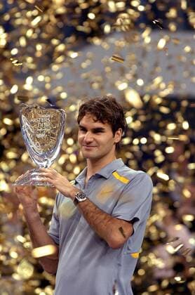 Roger Federer (Schweiz) präsentiert den Pokal für den Sieg beim Masters Cup 2006 - (IMCpau10593705) Tennis Herren ATP Masters Cup 2006, Series, Tour, Siegerehrung, Podium, Podest, Einzelbild Shanghai Freude, Tennis Herren ATP Masters Cup 2006, Series, Tour, Siegerehrung, Podium, Podest, Einzelbild Shanghai Freude,