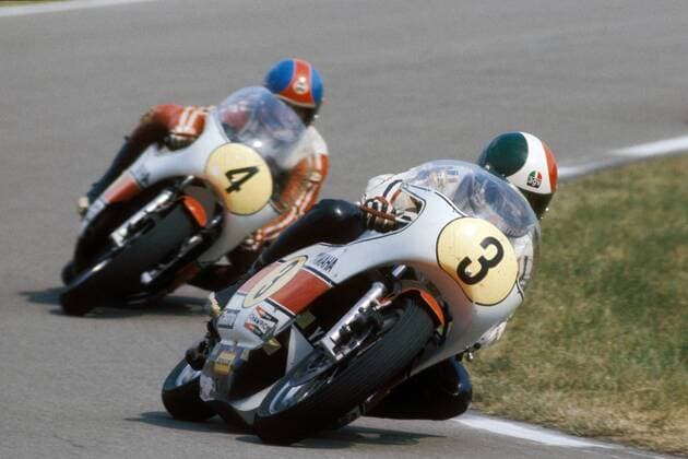 Giacomo Agostini (Italien) vor Teuvo Lansivuori (Finnland beide Yamaha) Motorsport Grand Prix Herren Weltmeisterschaft 1976, Motorrad, Motorradrennen, Motorradrennsport, Motorradsport, Dutch TT Gruppe Aufnahmedatum geschätzt Assen Motorsport Grand Prix Herren Weltmeisterschaft 1976, Motorrad, Motorradrennen, Motorradrennsport, Motorradsport, Dutch TT Gruppe Aufnahmedatum geschätzt Assen