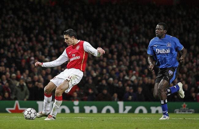 Robin van Persie (Arsenal London, li.) erzielt das Tor zum 1:1, Thimothee Atouba (HSV) kann nur zu schauen - EDITORIAL USE ONLY. No use with unauthorised audio, video, data, fixture lists, club league logos or live services. Online in-match use limited to 120 images, no video emulation. No use in betting, games or single club league player publications. Fußball EC 1 Herren Champions League 2006 2007, Arsenal FC London - Hamburger SV 3:1, Hamburg Gruppe London Fußball EC 1 Herren Champions League 2006 2007, Arsenal FC London - Hamburger SV 3:1, Hamburg Gruppe London