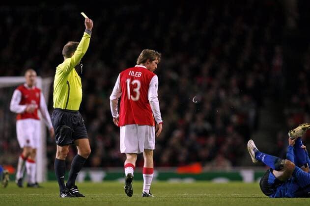 Schiedsrichter Claus Bo Larsen zeigt Aliaksandr Hleb (Arsenal London) die gelbe Karte - EDITORIAL USE ONLY. No use with unauthorised audio, video, data, fixture lists, club league logos or live services. Online in-match use limited to 120 images, no video emulation. No use in betting, games or single club league player publications. Fußball EC 1 Herren Champions League 2006 2007, Arsenal FC London - Hamburger SV 3:1, Hamburg Gruppe London Fußball EC 1 Herren Champions League 2006 2007, Arsenal FC London - Hamburger SV 3:1, Hamburg Gruppe London