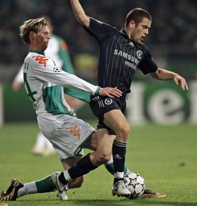 Joe Cole (Chelsea, re.) gegen Tim Borowski (Bremen) - EDITORIAL USE ONLY. No use with unauthorised audio, video, data, fixture lists, club league logos or live services. Online in-match use limited to 120 images, no video emulation. No use in betting, games or single club league player publications. Fußball EC 1 Herren Champions League 2006 2007, SV Werder Bremen - Chelsea FC London, Vdig Gruppe Bremen Dynamik, Kampf Fußball EC 1 Herren Champions League 2006 2007, SV Werder Bremen - Chelsea FC London, Vdig Gruppe Bremen Dynamik, Kampf