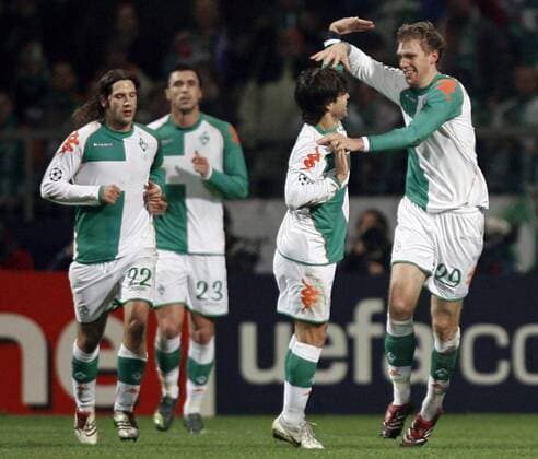 Torschütze Per Mertesacker (re.) jubelt mit Diego (2.v.re.), Frings (alle Bremen, li.) kommt hinzu - EDITORIAL USE ONLY. No use with unauthorised audio, video, data, fixture lists, club league logos or live services. Online in-match use limited to 120 images, no video emulation. No use in betting, games or single club league player publications. Fußball EC 1 Herren Champions League 2006 2007, SV Werder Bremen, Vdig Gruppe Bremen Freude, Fußball EC 1 Herren Champions League 2006 2007, SV Werder Bremen, Vdig Gruppe Bremen Freude,