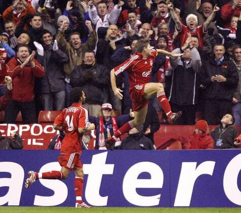 Torschütze Steven Gerrard (Liverpool, re.) wird von den Fans gefeiert - EDITORIAL USE ONLY. No use with unauthorised audio, video, data, fixture lists, club league logos or live services. Online in-match use limited to 120 images, no video emulation. No use in betting, games or single club league player publications. Fußball EC 1 Herren Champions League 2006 2007, FC Liverpool Totale Liverpool Höhe Freude, Begeisterung, Fußball EC 1 Herren Champions League 2006 2007, FC Liverpool Totale Liverpool Höhe Freude, Begeisterung,
