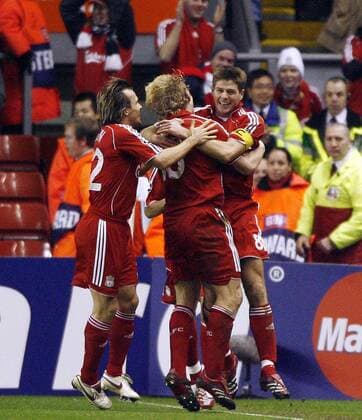 Torschütze Steven Gerrard (Liverpool, re.) feiert mit seinen Mannschaftskollegen - EDITORIAL USE ONLY. No use with unauthorised audio, video, data, fixture lists, club league logos or live services. Online in-match use limited to 120 images, no video emulation. No use in betting, games or single club league player publications. Fußball EC 1 Herren Champions League 2006 2007, FC Liverpool Gruppe Liverpool Freude, Fußball EC 1 Herren Champions League 2006 2007, FC Liverpool Gruppe Liverpool Freude,