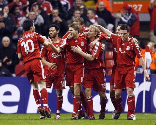Torschütze Steven Gerrard (Liverpool, Mitte) feiert mit seinen Mannschaftskollegen - EDITORIAL USE ONLY. No use with unauthorised audio, video, data, fixture lists, club league logos or live services. Online in-match use limited to 120 images, no video emulation. No use in betting, games or single club league player publications. Fußball EC 1 Herren Champions League 2006 2007, FC Liverpool Gruppe Liverpool Freude, Fußball EC 1 Herren Champions League 2006 2007, FC Liverpool Gruppe Liverpool Freude,