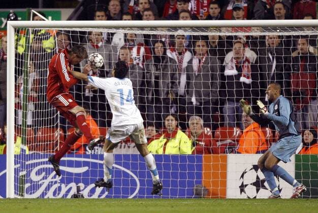 Peter Crouch (Liverpool, li.) erzielt per Kopfball den 2:0 Endstand gegen den PSV Eindhoven - EDITORIAL USE ONLY. No use with unauthorised audio, video, data, fixture lists, club league logos or live services. Online in-match use limited to 120 images, no video emulation. No use in betting, games or single club league player publications. Fußball EC 1 Herren Champions League 2006 2007, FC Liverpool - PSV Eindhoven 2:0 Gruppe Liverpool Dynamik, Fußball EC 1 Herren Champions League 2006 2007, FC Liverpool - PSV Eindhoven 2:0 Gruppe Liverpool Dynamik,