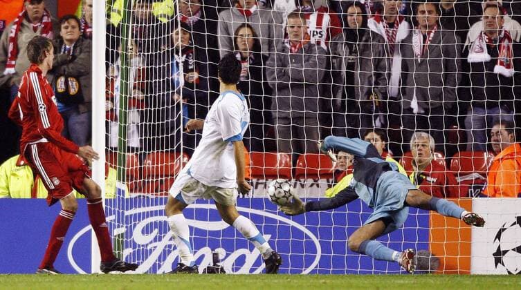 Peter Crouch (Liverpool, li.) erzielt gegen Torwart Heurelho Gomes (Eindhoven) den 2:0 Endstand - EDITORIAL USE ONLY. No use with unauthorised audio, video, data, fixture lists, club league logos or live services. Online in-match use limited to 120 images, no video emulation. No use in betting, games or single club league player publications. Fußball EC 1 Herren Champions League 2006 2007, FC Liverpool - PSV Eindhoven 2:0 Gruppe Liverpool Dynamik, Fußball EC 1 Herren Champions League 2006 2007, FC Liverpool - PSV Eindhoven 2:0 Gruppe Liverpool Dynamik,