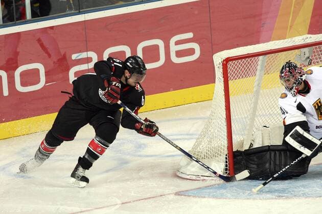 Rick Nash (Kanada, li.) überwindet Goalie Thomas Greiss (Deutschland) Eishockey OS Winter Herren Olympische Spiele Turin 2006, Winterspiele, Nationalmannschaft, Nationalteam, Nationaltrikot Gruppe Turin Dynamik, Eishockey OS Winter Herren Olympische Spiele Turin 2006, Winterspiele, Nationalmannschaft, Nationalteam, Nationaltrikot Gruppe Turin Dynamik,