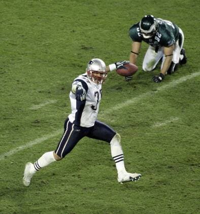Rodney Harrison (New England Patriots) feiert die entscheidende Interception, re. der geschlagene L.J. Smith (Philadelphia Eagles) - (sbp2005020682) American Football Herren NFL Super Bowl XXXIX 2004 2005, 39. Superbowl, Finale, Endspiel Gruppe Jacksonville Freude, Begeisterung, American Football Herren NFL Super Bowl XXXIX 2004 2005, 39. Superbowl, Finale, Endspiel Gruppe Jacksonville Freude, Begeisterung,