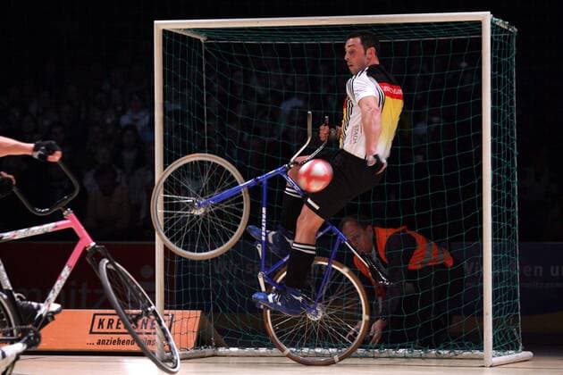 Christian Heß (Deutschland) wehr den Ball ab Radsport WM Herren Weltmeisterschaft 2006, Länderspiel, Nationalteam, Nationaltrikot, Radball, Hallenradsport, Halle Einzelbild Chemnitz Abwehr, Dynamik, Radsport WM Herren Weltmeisterschaft 2006, Länderspiel, Nationalteam, Nationaltrikot, Radball, Hallenradsport, Halle Einzelbild Chemnitz Abwehr, Dynamik,