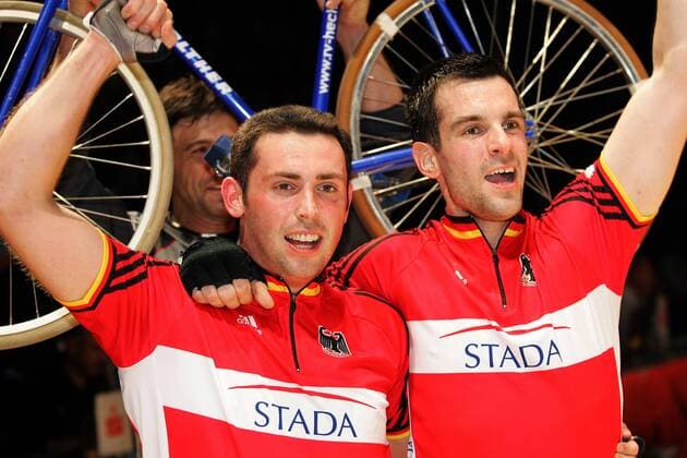 Christian Hess (li.) und Thomas Abel (beide Deutschland) - Schlußjubel Radsport WM Herren WM 2006, Länderspiel, Hallenradsport, Halle, Indoor, Radball, Nationalteam, Nationaltrikot, Rad Gruppe Chemnitz Freude, Begeisterung, Radsport WM Herren WM 2006, Länderspiel, Hallenradsport, Halle, Indoor, Radball, Nationalteam, Nationaltrikot, Rad Gruppe Chemnitz Freude, Begeisterung,