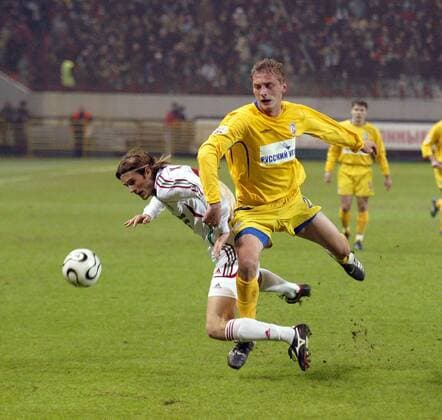 Marian Had (Lok Moskau, li.) kommt gegen Dmitry Burmistrov (Rostow) zu Fall - Fußball Herren Premier Liga 2006, 1. Russische Liga, FK Lokomotiv Moskau - FK Rostov na Donu 1:0, Lokomotive Gruppe Moskau Dynamik, Kampf, Fußball Herren Premier Liga 2006, 1. Russische Liga, FK Lokomotiv Moskau - FK Rostov na Donu 1:0, Lokomotive Gruppe Moskau Dynamik, Kampf,