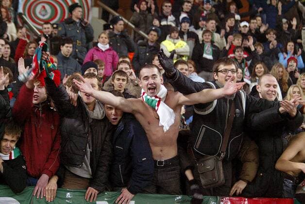 Fanblock von Lok Moskau - Fußball Herren Premier Liga 2006, 1. Russische Liga, FK Lokomotiv Moskau, Lokomotive Gruppe Moskau Begeisterung, Freude, Fußball Herren Premier Liga 2006, 1. Russische Liga, FK Lokomotiv Moskau, Lokomotive Gruppe Moskau Begeisterung, Freude,