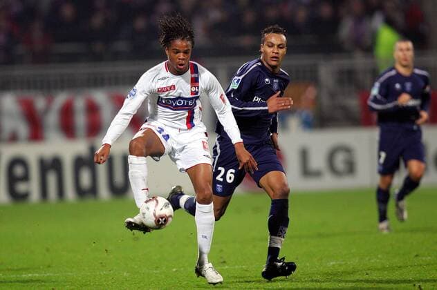 Loic Remy (li., Lyon) gegen Younes Kaboul (Auxerre) - (pan17561) Fußball Herren Ligue 1 2006 2007, 1. Französische Liga, Olympique Lyonnais - AJ Auxerre 1:0, OL, Vdig Gruppe Lyon Dynamik, Fußball Herren Ligue 1 2006 2007, 1. Französische Liga, Olympique Lyonnais - AJ Auxerre 1:0, OL, Vdig Gruppe Lyon Dynamik,