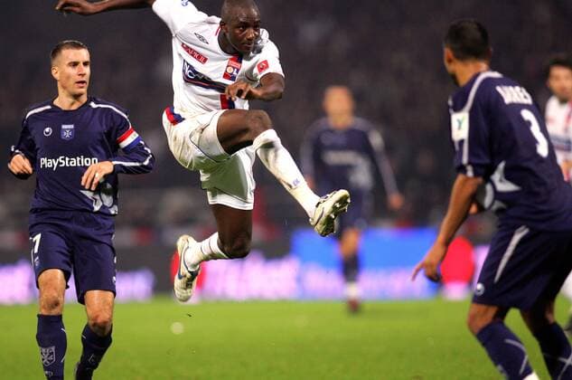 Alou Diarra (Mitte, Lyon) zieht ab - (pan17561) Fußball Herren Ligue 1 2006 2007, 1. Französische Liga, Olympique Lyonnais - AJ Auxerre 1:0, OL, Vdig Einzelbild Lyon Dynamik, Fußball Herren Ligue 1 2006 2007, 1. Französische Liga, Olympique Lyonnais - AJ Auxerre 1:0, OL, Vdig Einzelbild Lyon Dynamik,