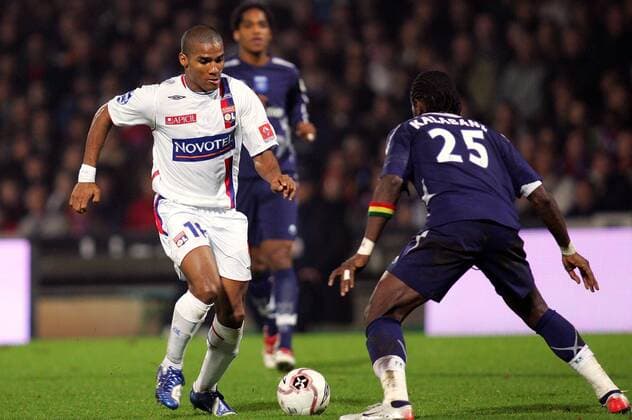 Florent Malouda (li., Lyon) gegen Oumar Kalabane (Auxerre) - (pan17561) Fußball Herren Ligue 1 2006 2007, 1. Französische Liga, Olympique Lyonnais - AJ Auxerre 1:0, OL, Vdig Gruppe Lyon Dynamik, Fußball Herren Ligue 1 2006 2007, 1. Französische Liga, Olympique Lyonnais - AJ Auxerre 1:0, OL, Vdig Gruppe Lyon Dynamik,
