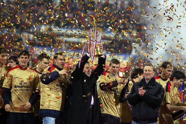 Meisterehrung ZSKA Moskau - Präsident Yevgeni Giner (Mitte) mit der Trophäe, daneben u.a. Verteidigungsminister Sergei Ivanov (Rußland, 3.v.re.) - Fußball Herren Premier Liga 2006, 1. Russische Liga, CSKA Moskau, Verteidigung, Verteidigungsministerium Totale Russischer Meister, Meisterschaft, Pokal, Konfetti Moskau, Konfetti Begeisterung, Freude, Fußball Herren Premier Liga 2006, 1. Russische Liga, CSKA Moskau, Verteidigung, Verteidigungsministerium Totale Russischer Meister, Meisterschaft, Pokal, Konfetti Moskau, Konfetti Begeisterung, Freude,