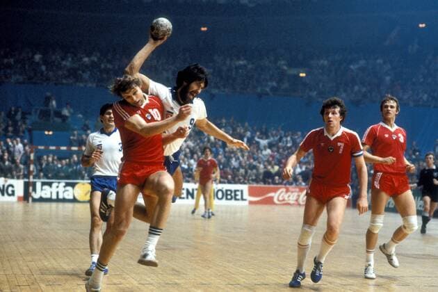 Veselin Vujovic (Jugoslawien, 2.v.li.) zieht ab Handball Länderspiel Herren WM 1982, Nationalmannschaft, Nationaltrikot, Sowjetunion - Jugoslawien 30:27, SU, UdSSR Gruppe Dynamik, Abwehr, Kampf, Handball Länderspiel Herren WM 1982, Nationalmannschaft, Nationaltrikot, Sowjetunion - Jugoslawien 30:27, SU, UdSSR Gruppe Dynamik, Abwehr, Kampf,