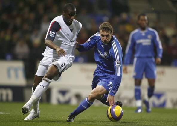 Andriy Shevchenko (Chelsea, re.) gegen Abdoulaye Meite (Bolton) - EDITORIAL USE ONLY. No use with unauthorised audio, video, data, fixture lists, club league logos or live services. Online in-match use limited to 120 images, no video emulation. No use in betting, games or single club league player publications. Fußball Herren English Premier League 2006 2007, 1. Englische Liga, Bolton Wanderers - Chelsea FC London 0:1 Gruppe Bolton Dynamik, Fußball Herren English Premier League 2006 2007, 1. Englische Liga, Bolton Wanderers - Chelsea FC London 0:1 Gruppe Bolton Dynamik,