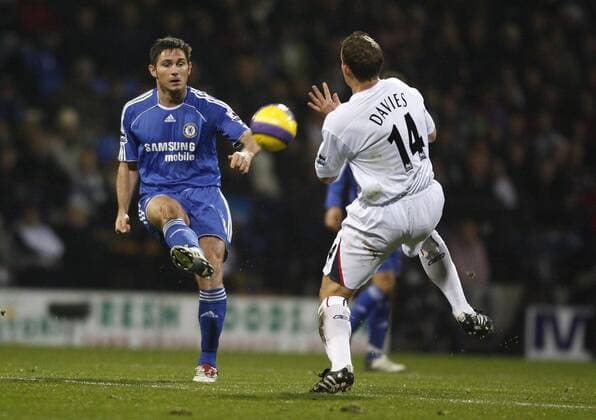 Frank Lampard (Chelsea, li.) gegen Kevin Davies (Bolton) - EDITORIAL USE ONLY. No use with unauthorised audio, video, data, fixture lists, club league logos or live services. Online in-match use limited to 120 images, no video emulation. No use in betting, games or single club league player publications. Fußball Herren English Premier League 2006 2007, 1. Englische Liga, Bolton Wanderers - Chelsea FC London 0:1 Gruppe Bolton Fußball Herren English Premier League 2006 2007, 1. Englische Liga, Bolton Wanderers - Chelsea FC London 0:1 Gruppe Bolton