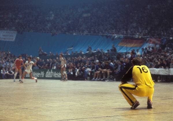 Torwart Andreas Thiel (BR Deutschland) beobachtet seine Vorderleute Handball WM Herren WM 1982, Nationalteam, Nationaltrikot, BR Deutschland - Sowjetunion 16:24, SU, BRD Totale Länderspiel Dortmund Handball WM Herren WM 1982, Nationalteam, Nationaltrikot, BR Deutschland - Sowjetunion 16:24, SU, BRD Totale Länderspiel Dortmund
