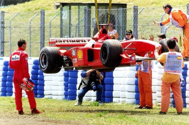Eddie Irvine (Nordirland Ferrari) beobachtet den Abtransport seines defekten Boliden Motorsport Grand Prix Herren Großer Preis von Spanien 1999, Formel 1 Weltmeisterschaft, F1, F, GP, WM Gruppe Circuit de Catalunya Barcelona Motorsport Grand Prix Herren Großer Preis von Spanien 1999, Formel 1 Weltmeisterschaft, F1, F, GP, WM Gruppe Circuit de Catalunya Barcelona