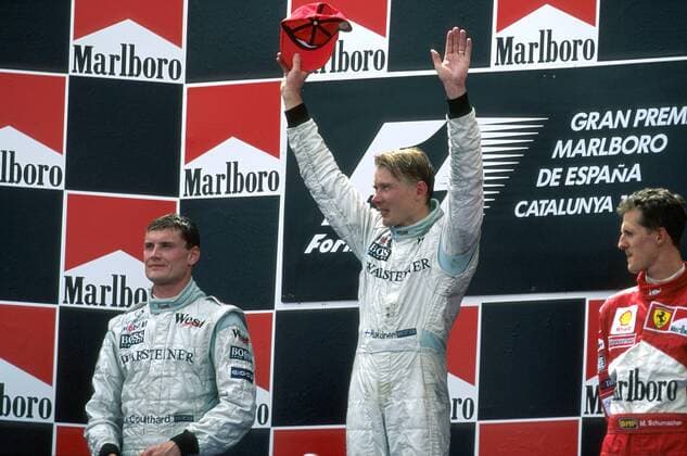 Siegerehrung GP Spanien 1999: Sieger Mika Häkkinen (Finnland, Mitte) jubelt neben seinem Teamkollegen David Coulthard (Schottland beide McLaren Mercedes, li.) und Michael Schumacher (Deutschland Ferrari) Motorsport Grand Prix Herren Großer Preis von Spanien 1999, Formel 1 Weltmeisterschaft, F1, F, GP, WM Gruppe Circuit de Catalunya Barcelona Freude, Motorsport Grand Prix Herren Großer Preis von Spanien 1999, Formel 1 Weltmeisterschaft, F1, F, GP, WM Gruppe Circuit de Catalunya Barcelona Freude,
