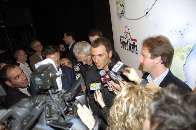 Medieninteresse an Ivan Basso (Italien CSC, Mitte) anlässlich der Präsentation der Streckenführung des Giro dItalia 2007 - Radsport Herren Vorschau 2006, 90. Giro dItalia 2007, d Italia, ProTour, Straßenradsport, Straße, Rad, Vorstellung Gruppe Mailand Radsport Herren Vorschau 2006, 90. Giro dItalia 2007, d Italia, ProTour, Straßenradsport, Straße, Rad, Vorstellung Gruppe Mailand
